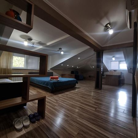 Apartments On Mustafa Ozturk Almaty Bagian luar foto