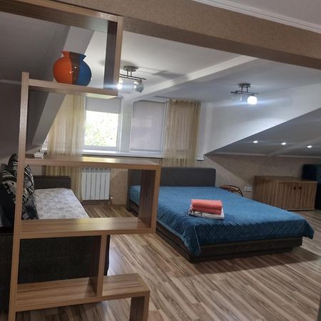 Apartments On Mustafa Ozturk Almaty Bagian luar foto