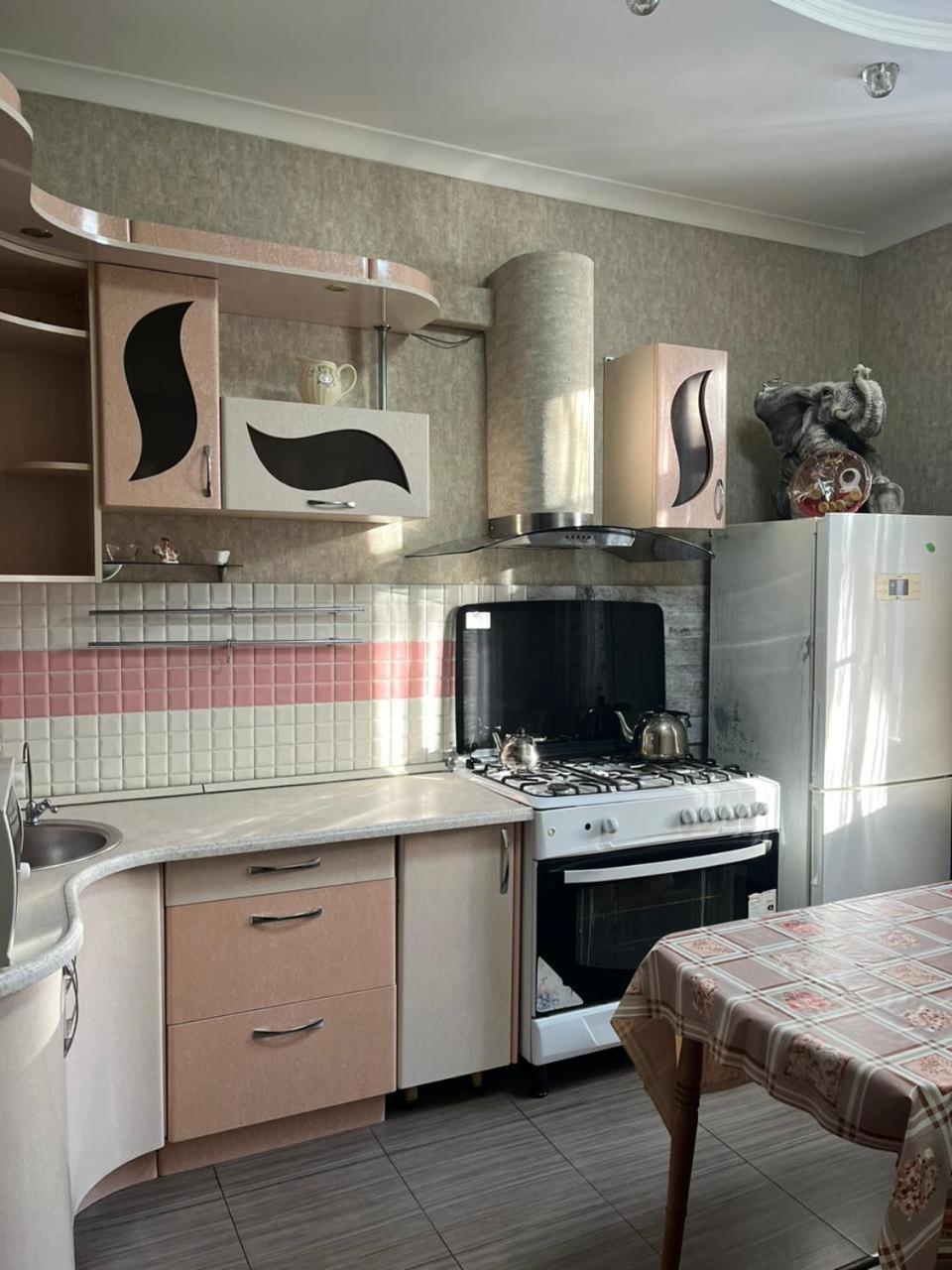 Apartments On Mustafa Ozturk Almaty Ruang foto