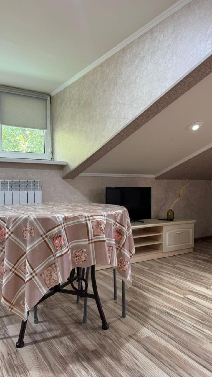 Apartments On Mustafa Ozturk Almaty Bagian luar foto